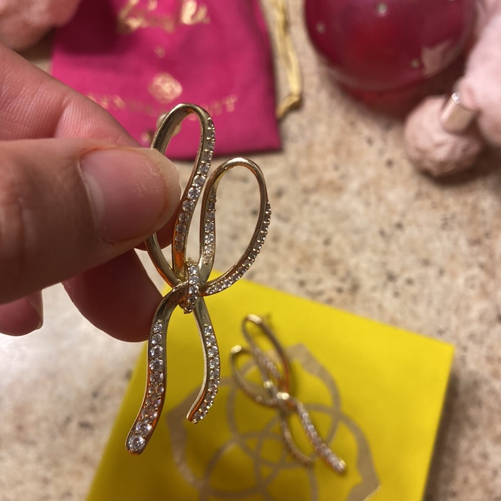 Kendra Scott bow earrings gold with dust bag - Picture 3 of 4